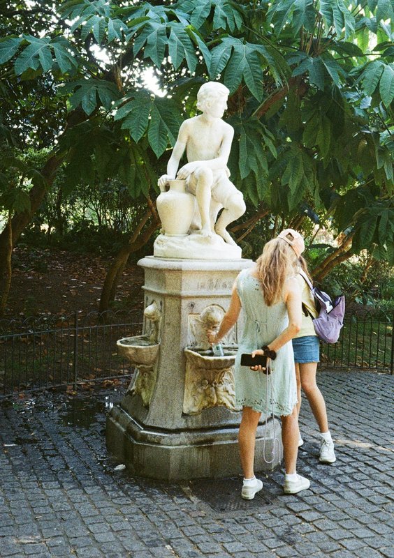 Figures, photograph 14 of 15